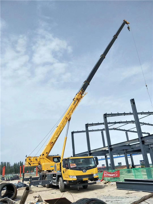 元宝山区超高层建筑钢结构吊装案例